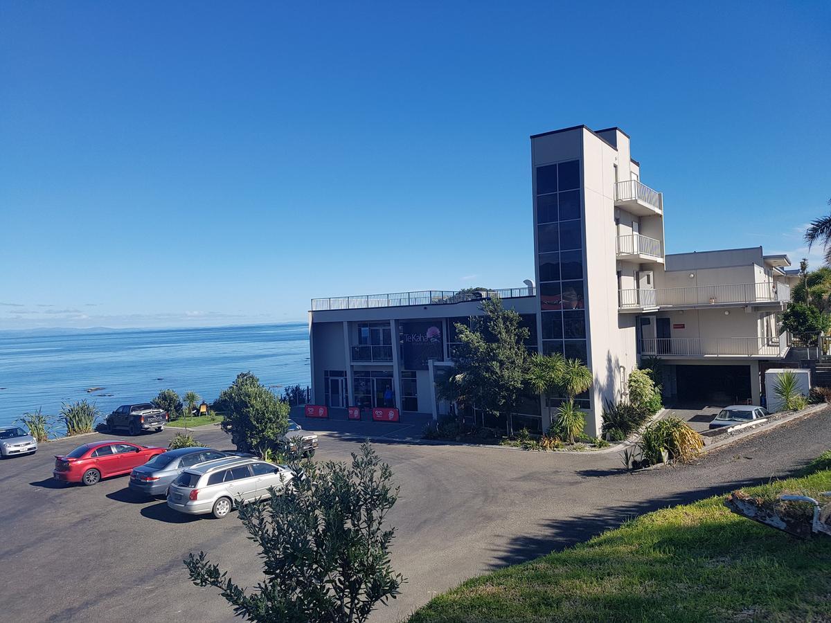 Te Kaha Beach Hotel 외부 사진
